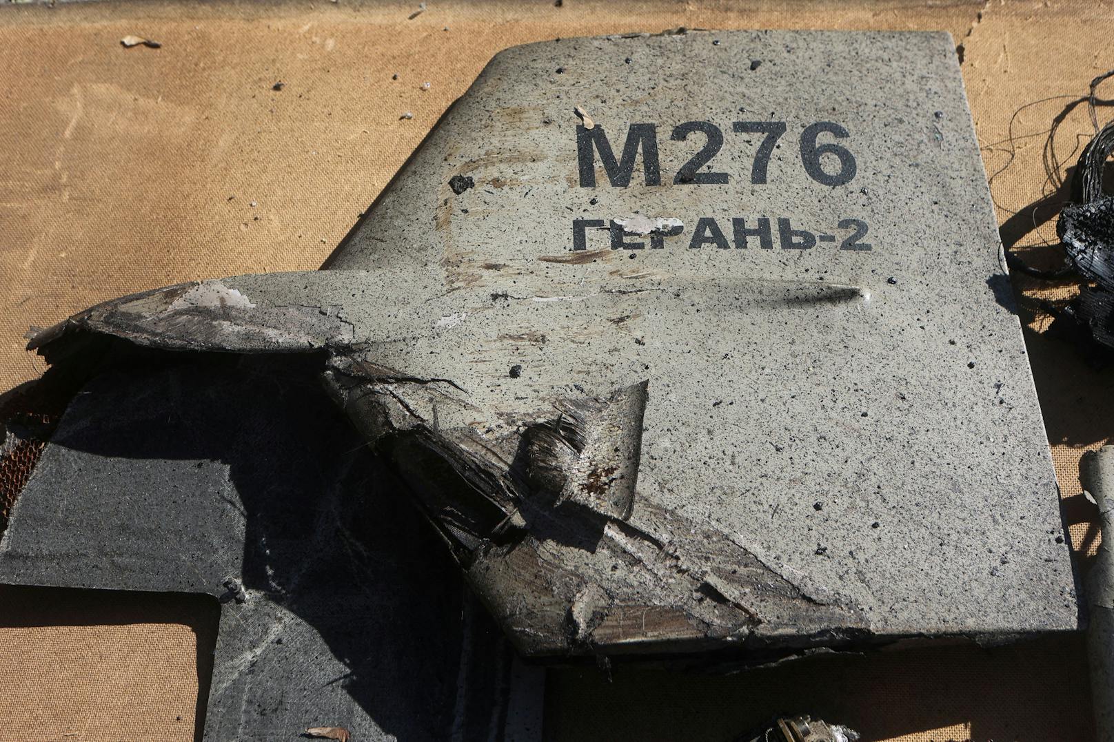 Trümmer einer russischen Kamikaze-Drohne nach einem Angriff auf ein Treibstofflager in Charkiw am 6. Oktober 2022. Ukrainische Behörden gehen davon aus, dass es sich um eine <a target="_blank" data-li-document-ref="100228629" href="https://www.heute.at/g/heeres-oberst-warnt-vor-putins-neuer-kamikaze-waffe[A-Za-z0-9.-]*-100228629">"Shahed-136"-Drohne</a> iranischer Produktion handelt.