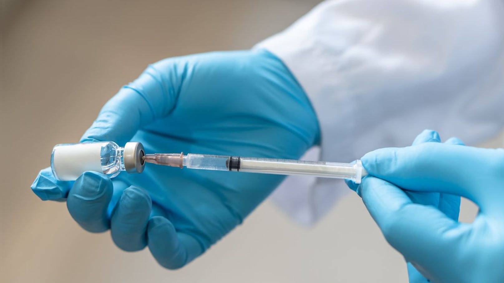 129 Personen mit Kochsalz "geimpft" – Arzt verurteilt