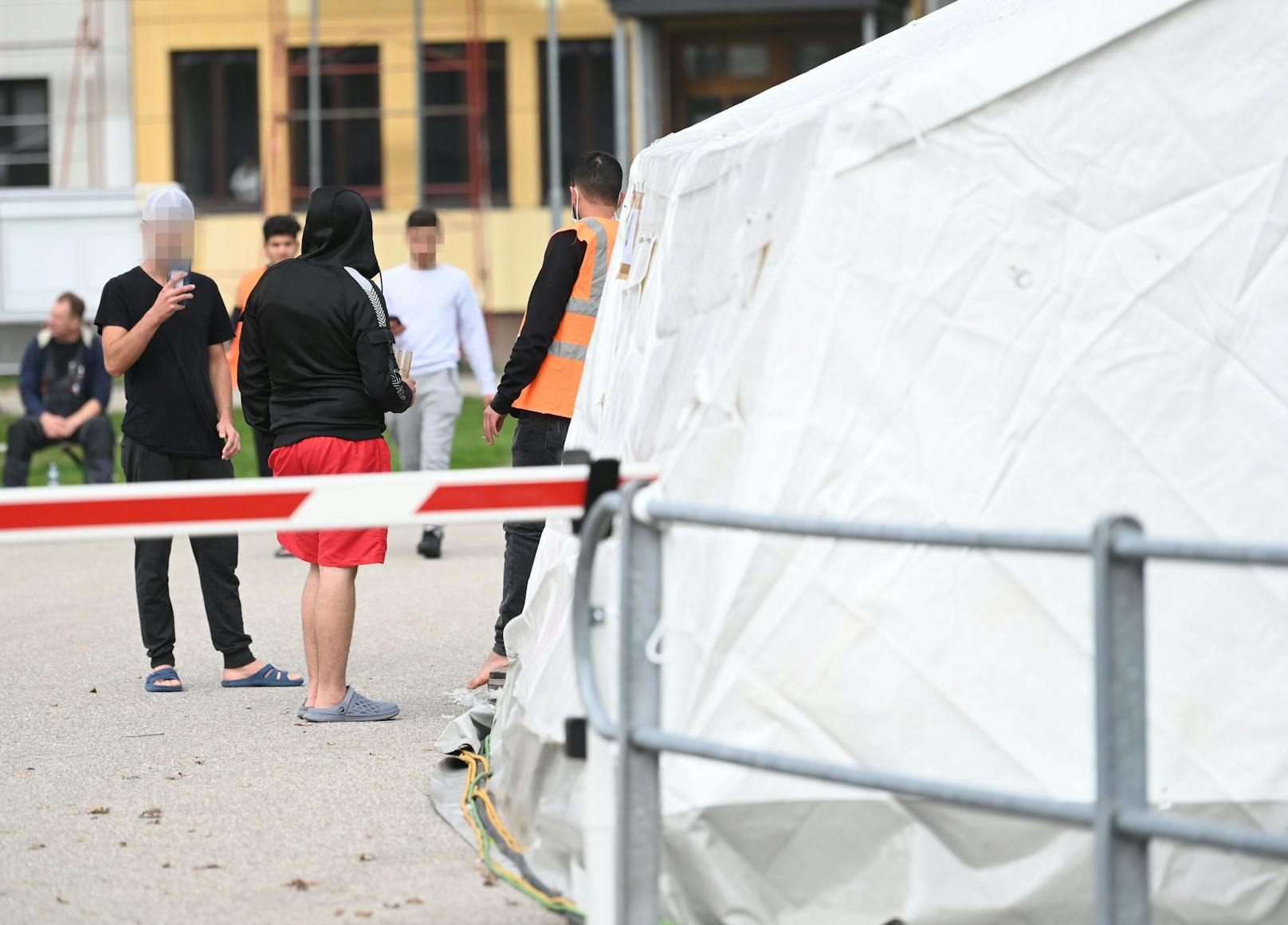 Die Situation um die Unterbringung von Flüchtlingen in Zelten am Montag, 17. Oktober 2022, im Erstaufnahmezentrum Thalham in St. Georgen im Attergau.&nbsp;