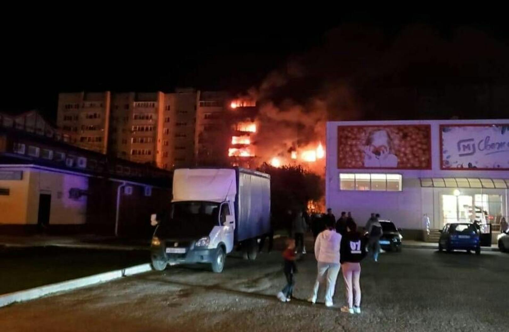 Der riesige Feuerball der Explosion setzte mehrere Stockwerke in Brand.