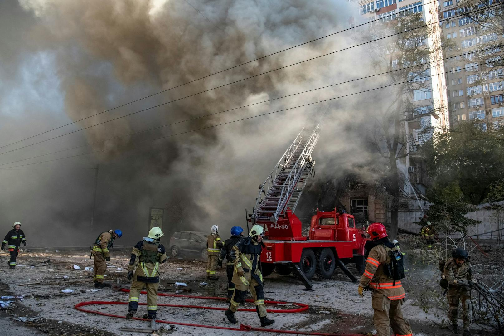 Klitschko teilte auf Telegram weiter mit, dass eine tote Frau aus den Trümmern eines zerstörten Hauses geborgen wurde.