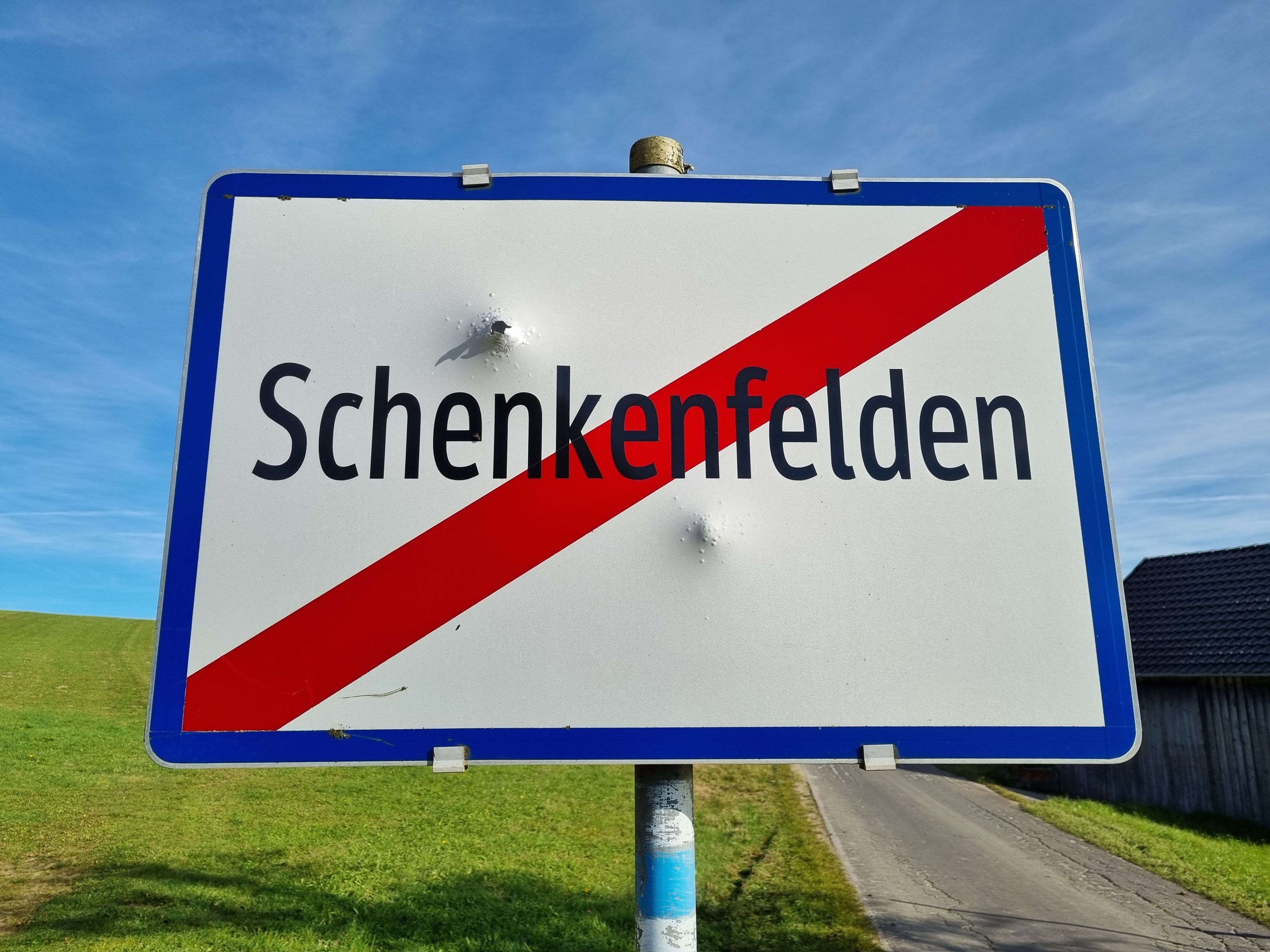 Die Ortstafel weist zwei Einschusslöcher auf.