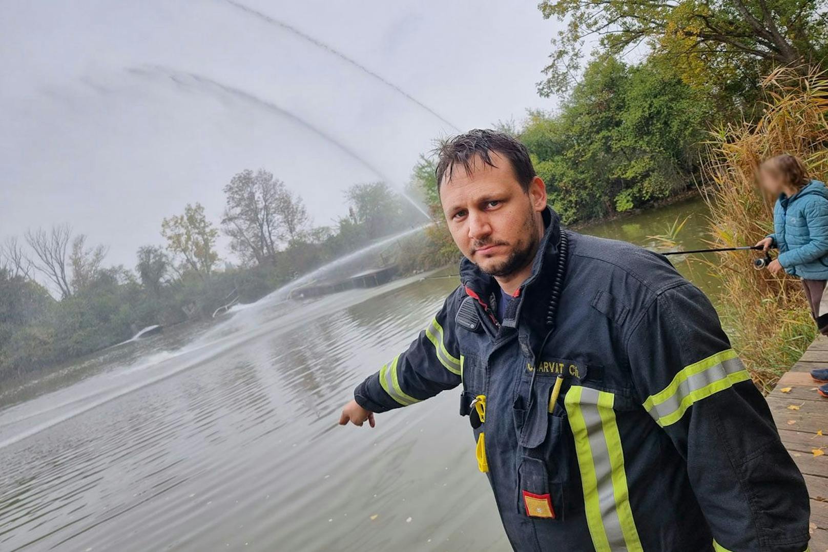 Fischbestand in Gefahr: Feuerwehren im Einsatz