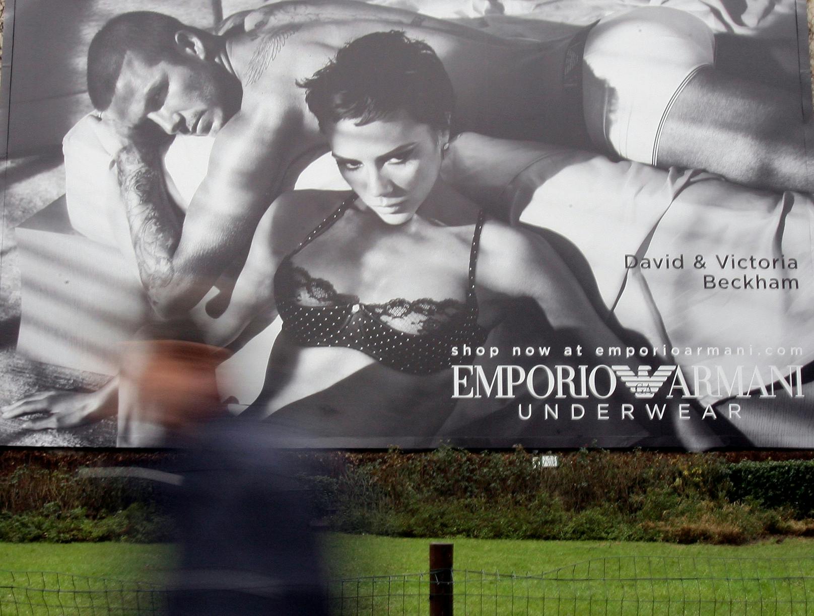 David und Victoria Beckham in einer Plakat-Kampagne von Armani.