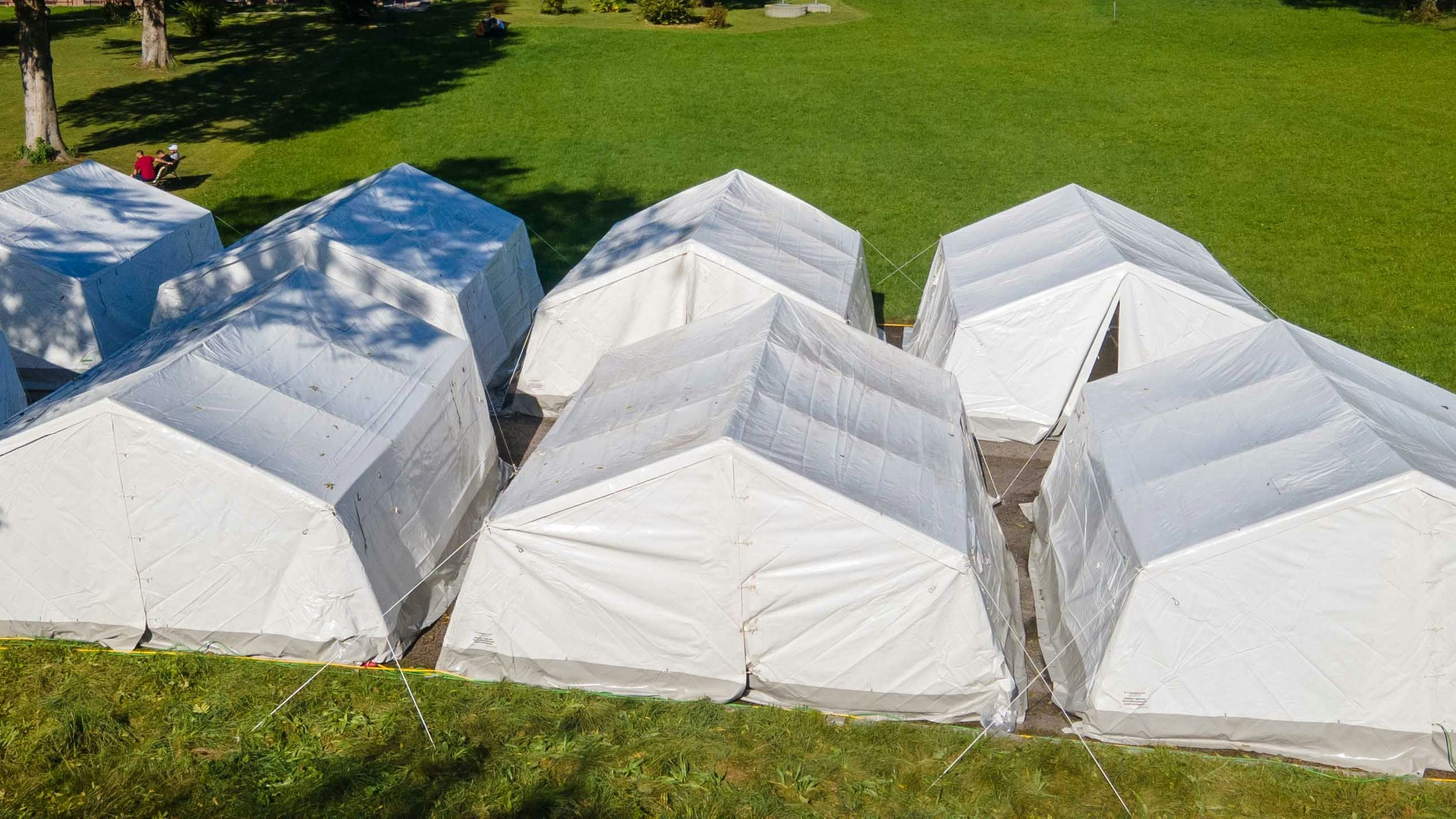 Am Samstag wurden in der Gemeinde St. Georgen im Attergau die ersten Zelte für Flüchtlinge aufgestellt.