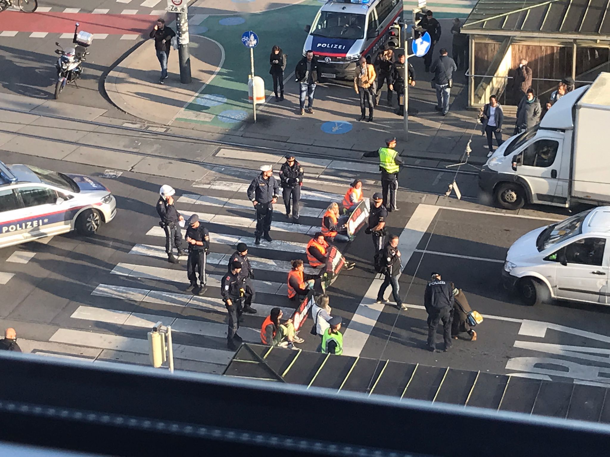 Klimaaktivsten blockieren immer wieder den Verkehr und sorgen so für Chaos auf den Straßen.