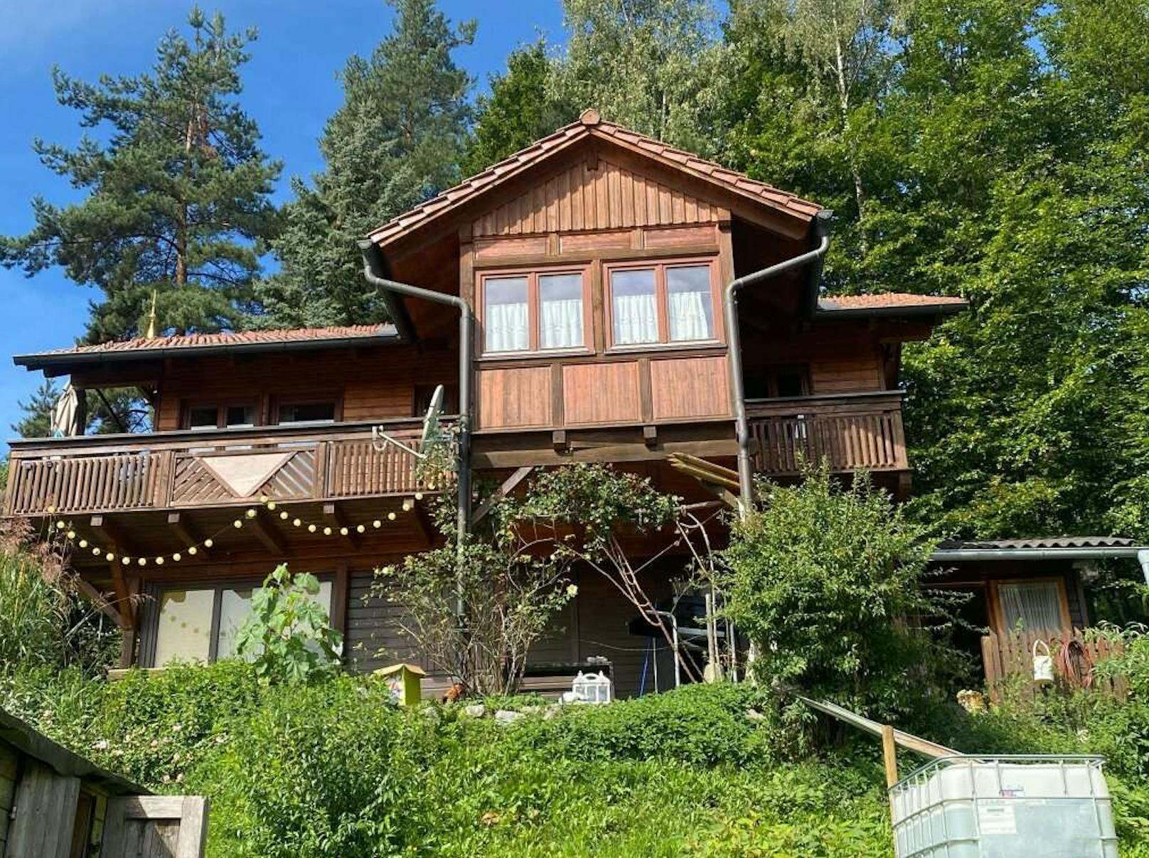 Dieses Holzhaus steht zum Schnäppchenpreis auf willhaben!
