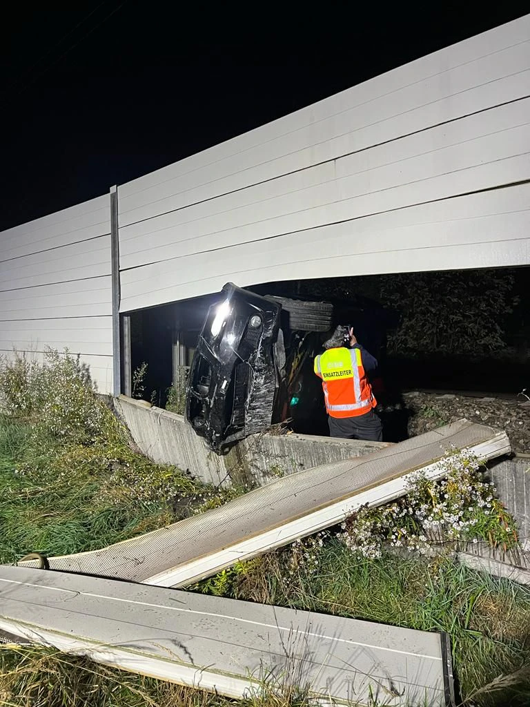 BMW knallte durch Lärmschutzwand: Südbahn gesperrt