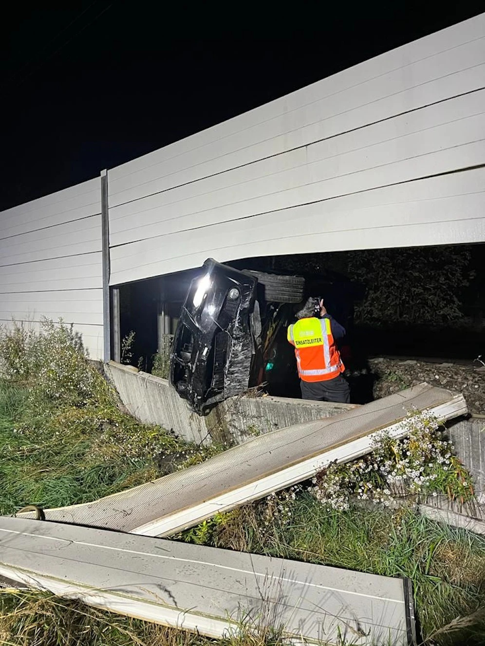 BMW knallte durch Lärmschutzwand: Südbahn gesperrt