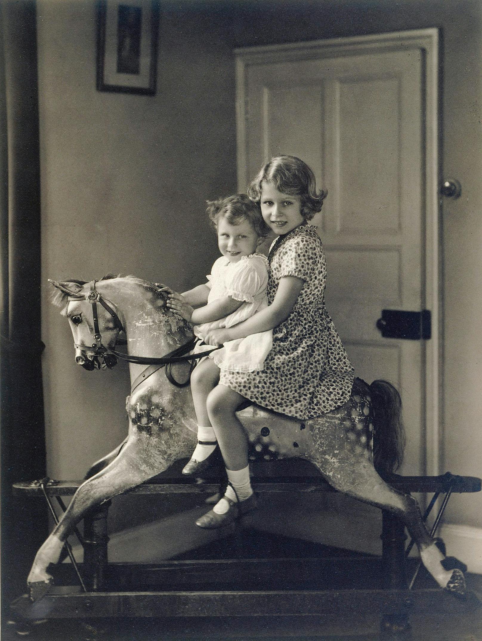 Früh übt sich: Queen Elisabeth mit Princess Margaret. 