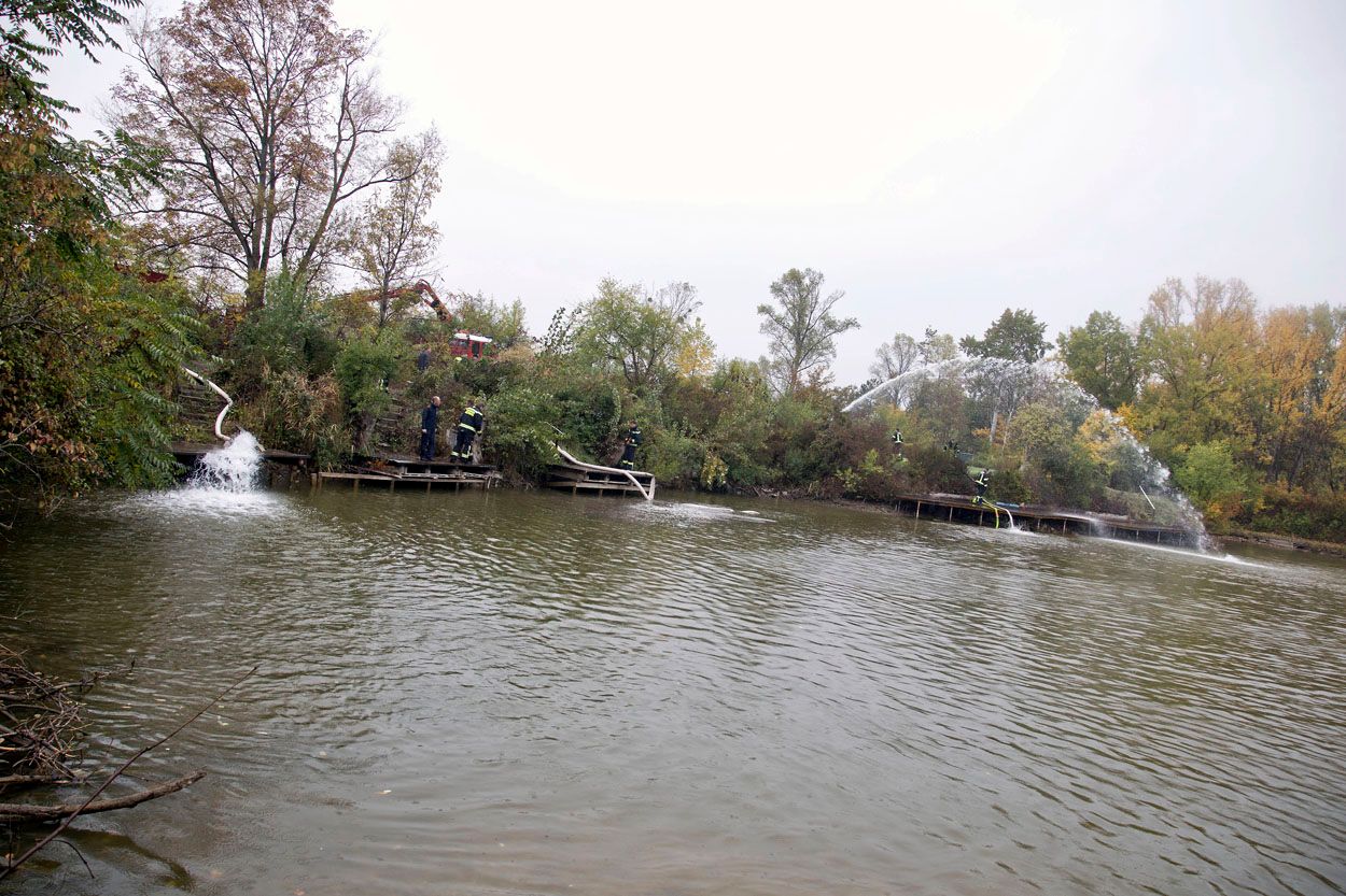 Pumparbeiten bei Badener Teichanlage Ortsteil Haidhof-Siedlung Gemeinde Baden