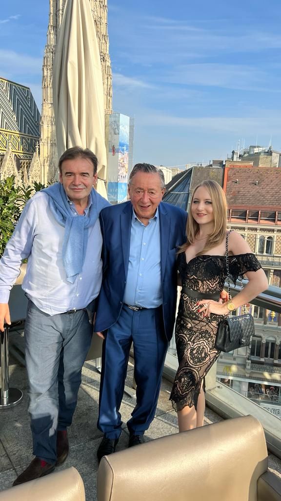 Gemeinsam mit Sohn Alexander und Tochter Jacqueline feierte Lugner seinen Geburtstag im Do&Co.