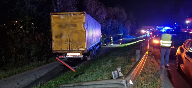 Horror-Crash auf der A12 Inntalautobahn: Zwei Lastwagen durchbrechen die Mittelleitschiene und geraten auf die Gegenfahrbahn.