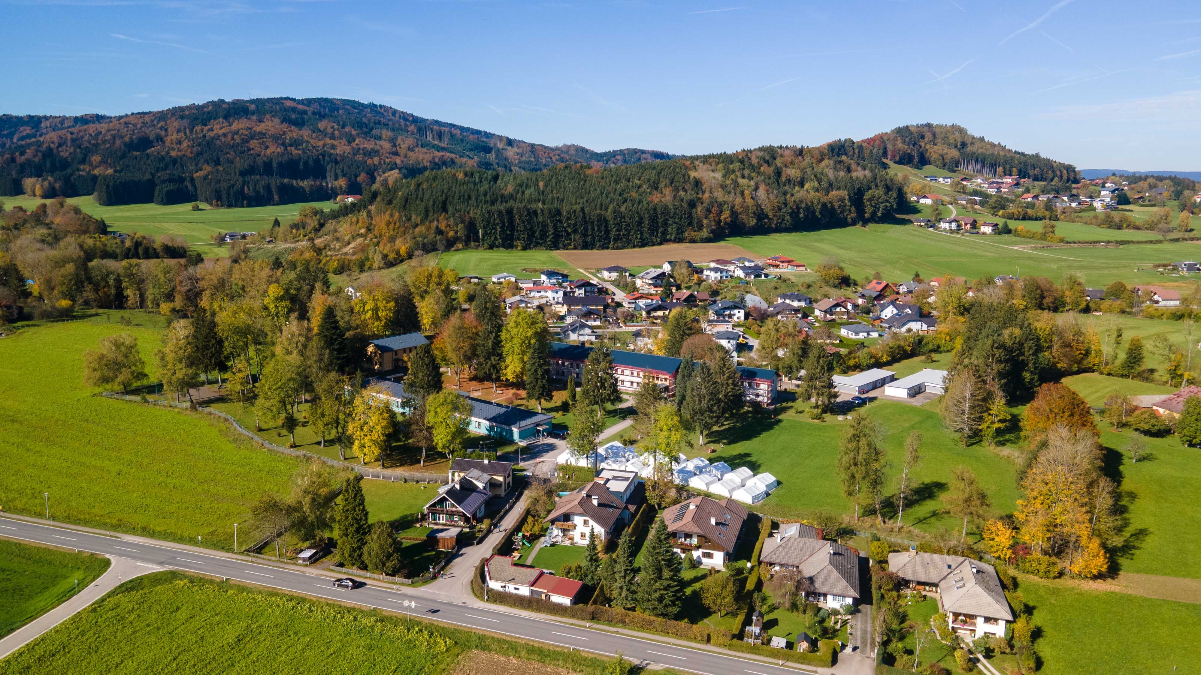 Das Zeltlager mitten in der  Herbstidylle von Thalham  bei St. Georgen im Attergau.