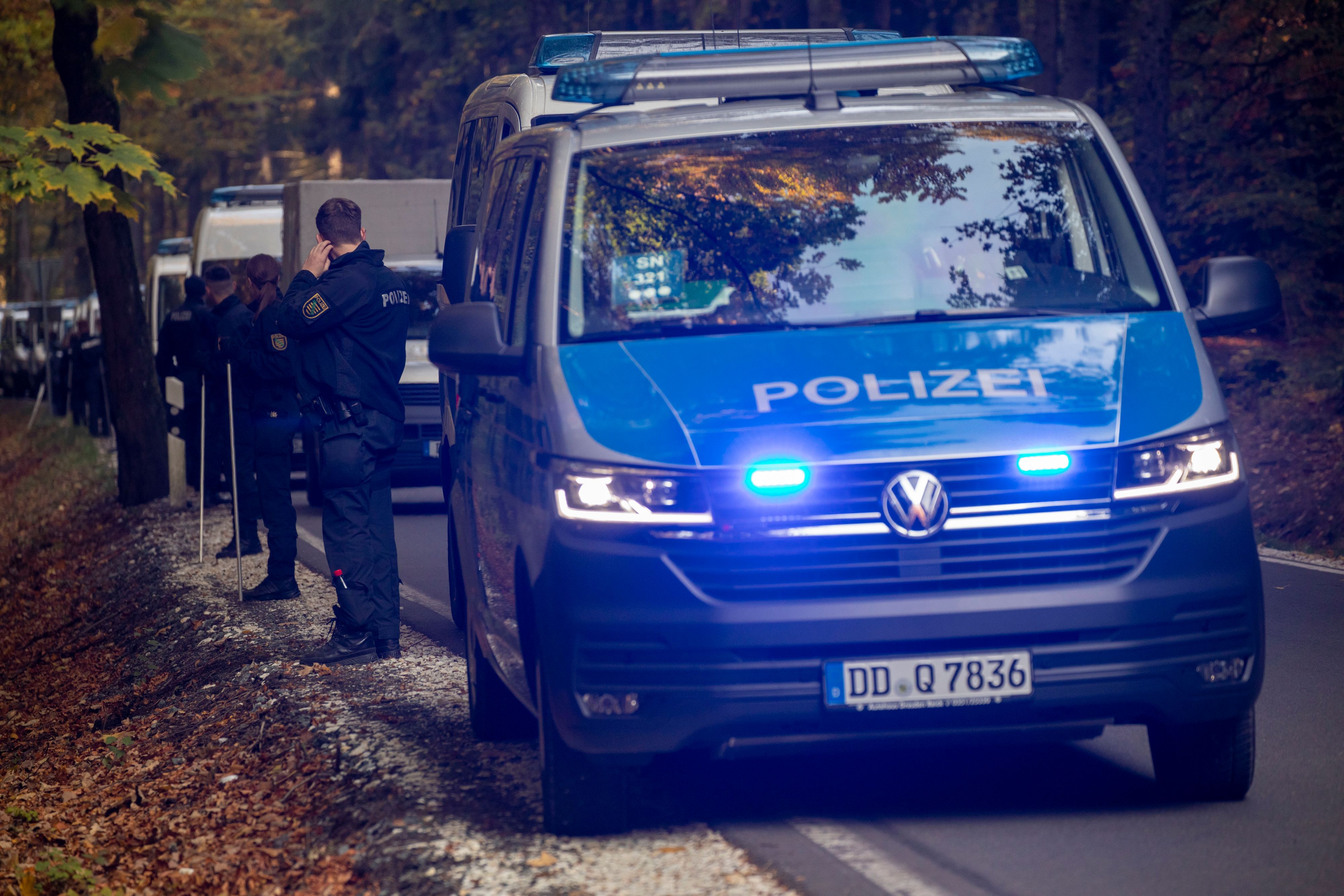 Download von www.picturedesk.com am 17.10.2022 (12:29).  13 October 2022, Saxony, Grumbach Bei Jöhstadt: Police cars and officers stand on a road in Grumbach near Jöhstadt in the Ore Mountains, where there was a large-scale operation by the criminal investigation department, state police and riot police. According to police, the action is related to investigations into a missing person case. (to dpa: "Police comb through forest near Jöhstadt") Photo: B&s/Bernd März/B&S/Bernd März/dpa - 20221013_PD7544 - Rechteinfo: Rights Managed (RM)