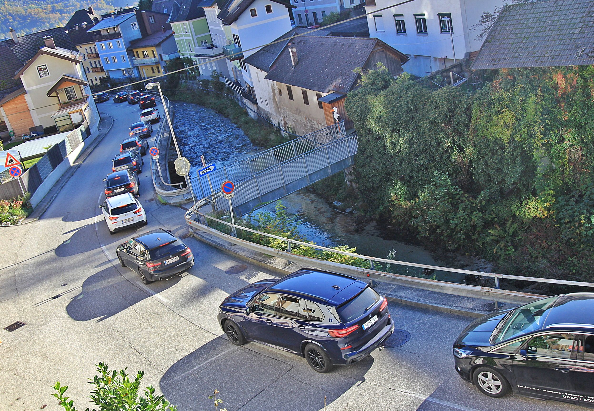Auf der L1297 waren 114 Autos widerrechtlich geparkt. Da der Zustrom an Autos nicht aufhörte, musste die Straße von der Polizei schließlich gesperrt werden. 