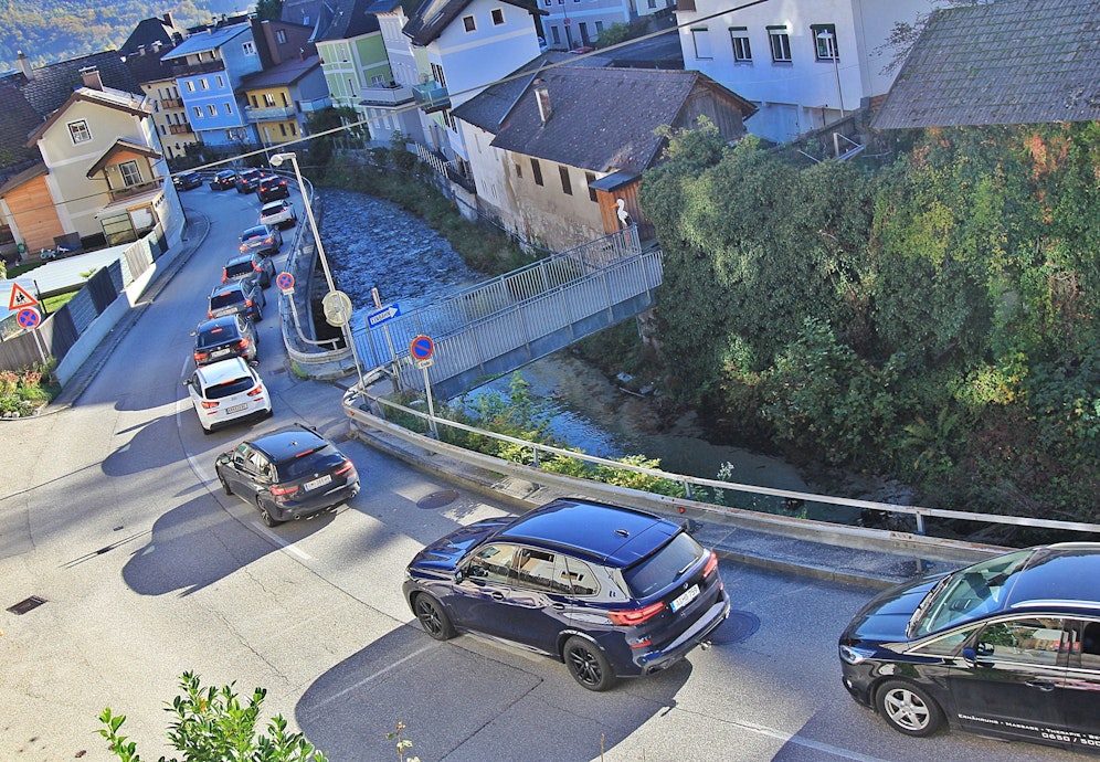 Auf der L1297 waren 114 Autos widerrechtlich geparkt. Da der Zustrom an Autos nicht aufhörte, musste die Straße von der Polizei schließlich gesperrt werden. 
