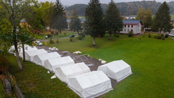 Am Samstag wurden in der Gemeinde St. Georgen im Attergau die ersten Zelte für Flüchtlinge aufgestellt.