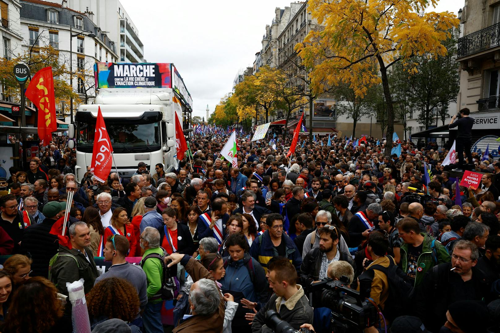 Ausnahmezustand in Paris: Zehntausende protestieren gegen hohe Preise und "Klima-Passivität".