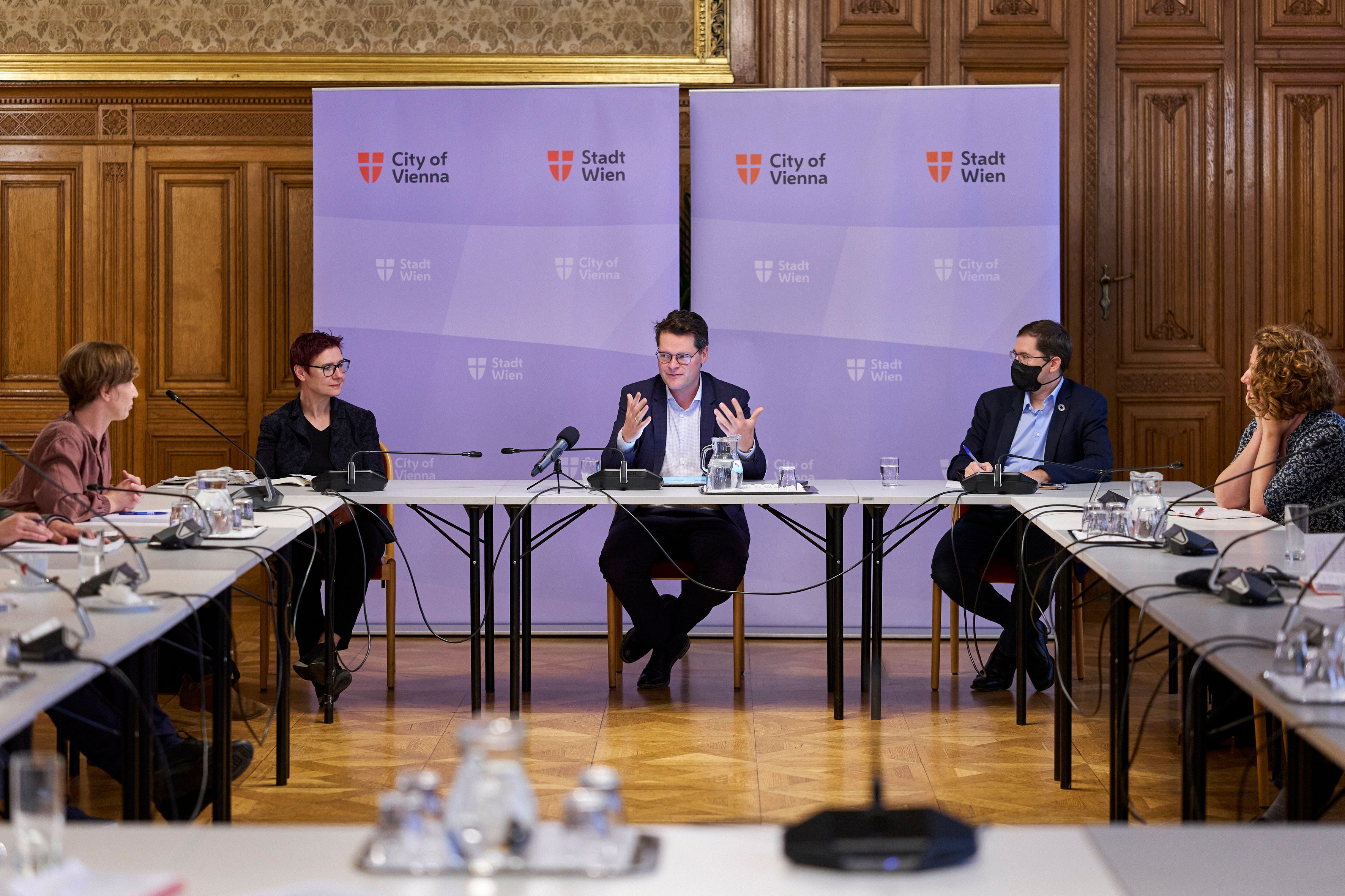 Klimastadtrat Jürgen Czernohorszky mit Mitgliedern des Wiener Klimarats beim Hintergrundgespräch im Rathaus.