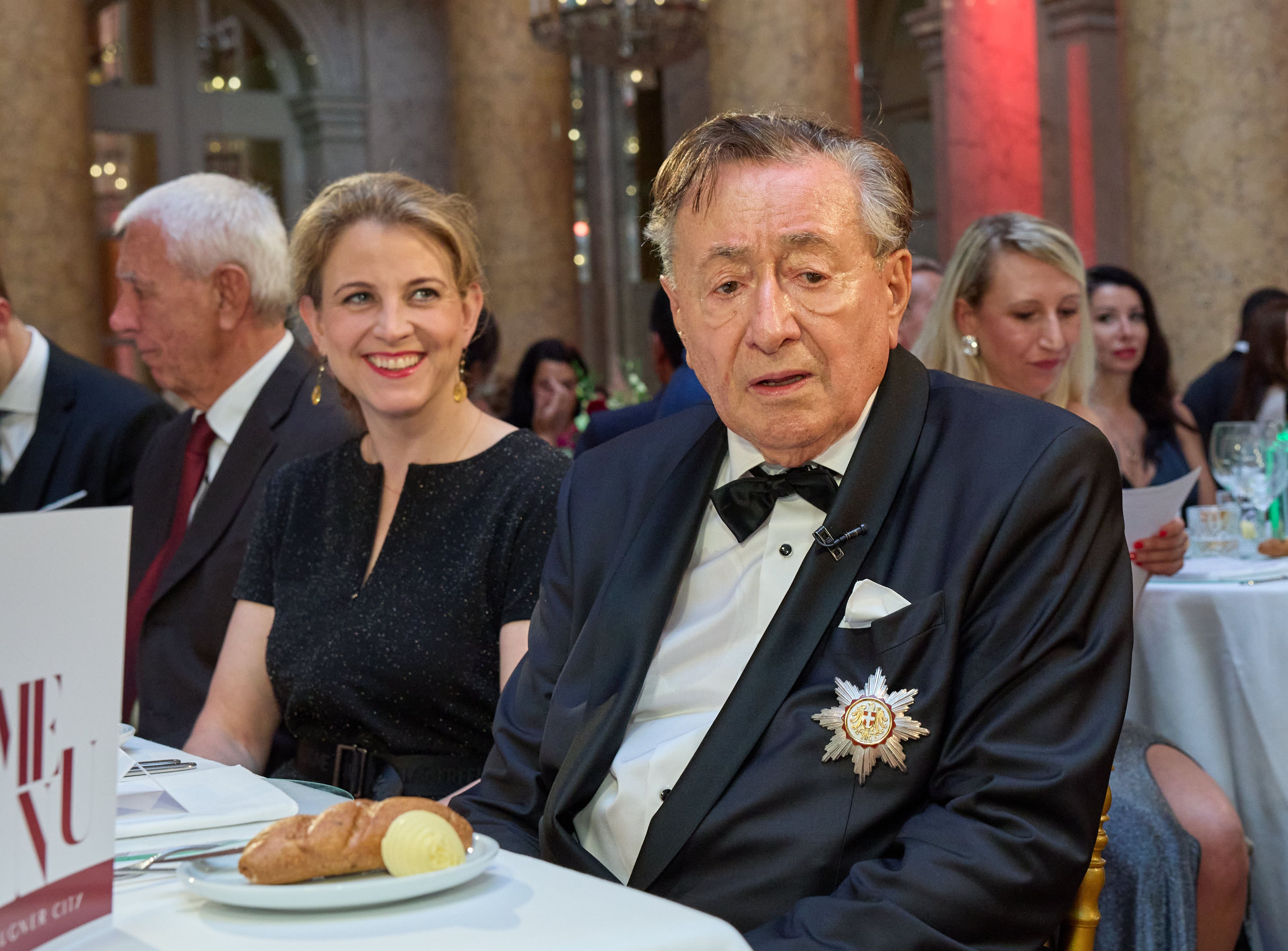 Hat Richard Lugner Grund so traurig zu schauen? Beate Meinl-Reisinger kam lediglich, um zu gratulieren, dass es hier zu keinem Missverständnis kommt. 