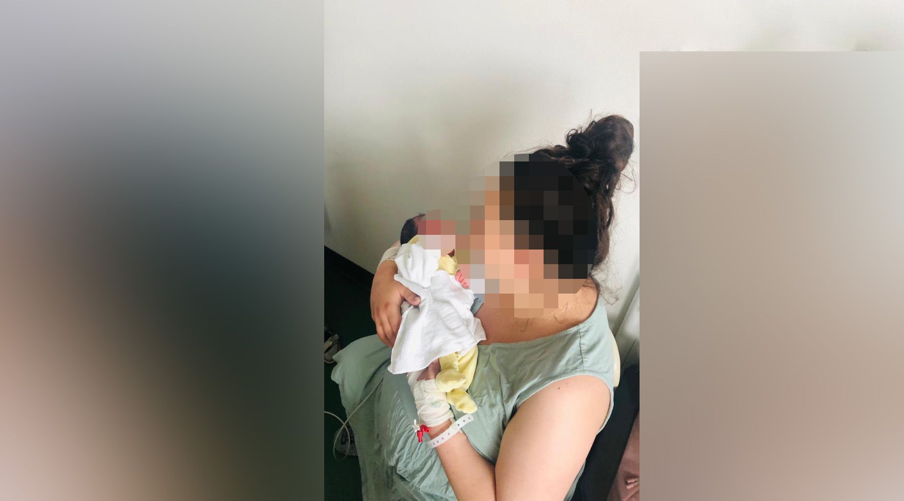 Die Mutter mit ihrem Überraschungsbaby