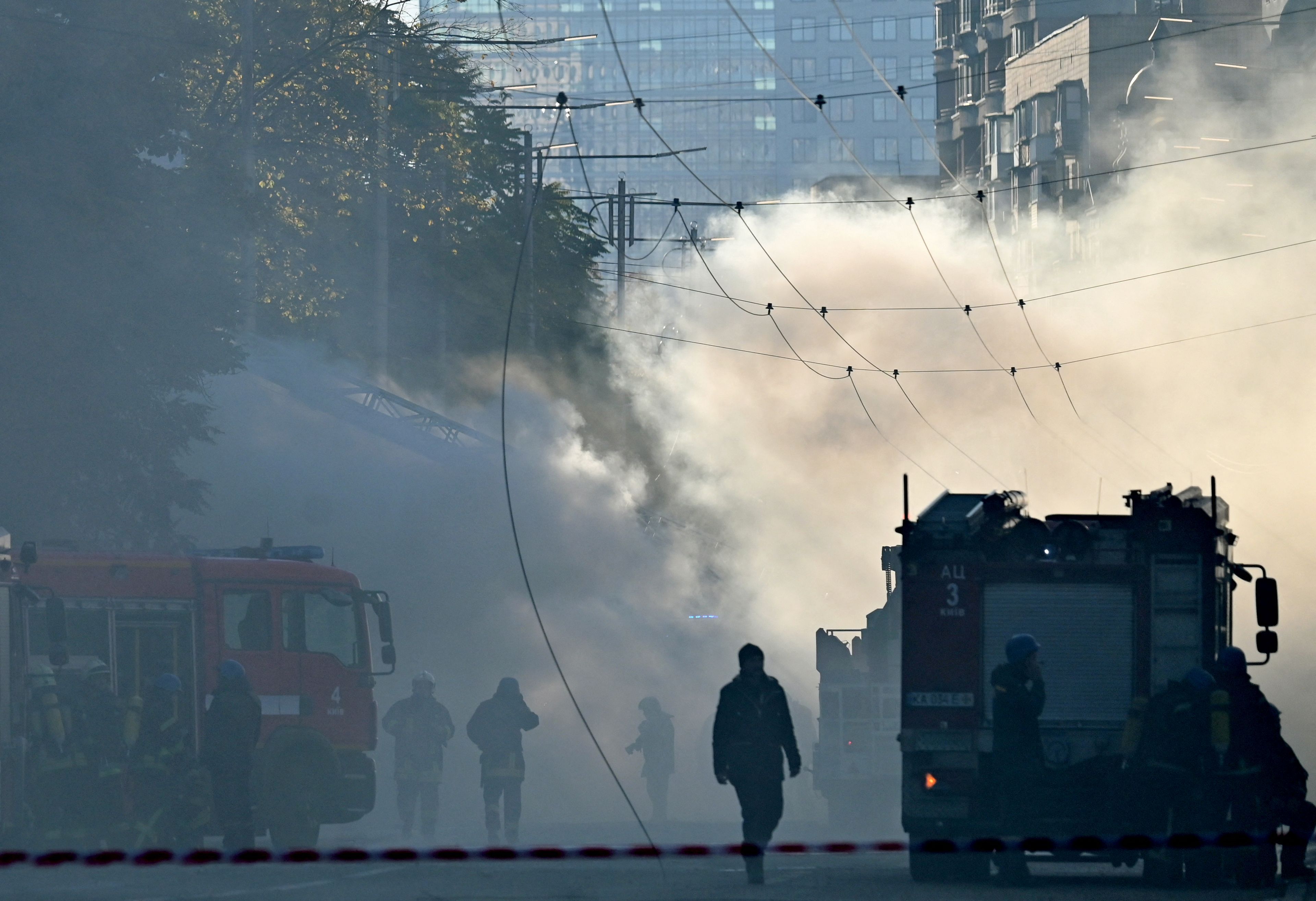 Download von www.picturedesk.com am 18.10.2022 (10:10).  TOPSHOT - Smoke rises over the street as Ukrainian firefighters prepares, after a drone attack in Kyiv on October 17, 2022, amid the Russian invasion of Ukraine. - Ukraine officials said on October 17, 2022 that the capital Kyiv had been struck four times in an early morning Russian attack with Iranian drones that damaged a residential building and targeted the central train station. (Photo by Sergei SUPINSKY / AFP) - 20221017_PD1952 - Rechteinfo: Rights Managed (RM) Nur für redaktionelle Nutzung! Werbliche Nutzung erfordert Freigabe: bitte schicken Sie uns eine Anfrage.