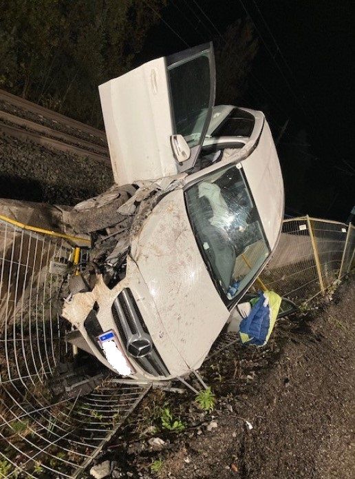 Das Auto stürzte in Nenzing auf die Gleise.
