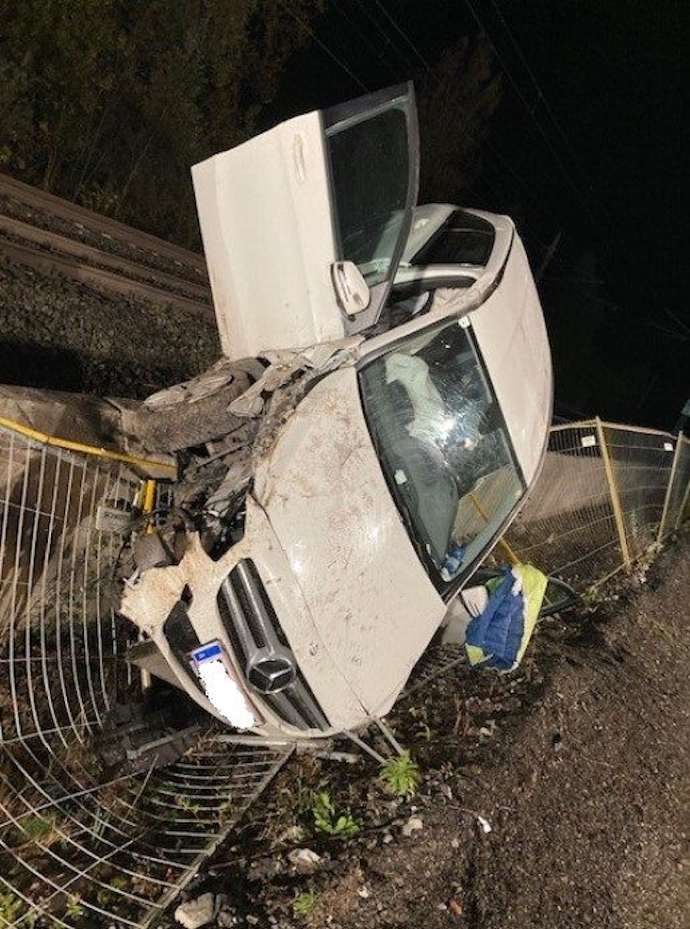 Das Auto stürzte in Nenzing auf die Gleise.