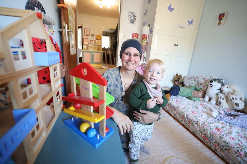 Andrea Maria Elsinger (50) ist Tagesmutter aus Leidenschaft. Der kleine Tobi (2) ist eines von fünf Kindern, das die Wienerin täglich betreut.