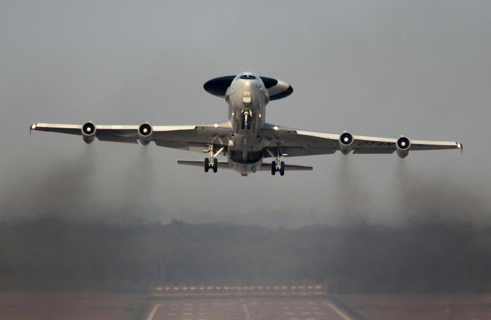 Das Airborne Early Warning and Control System (AWACS) ist ein fliegendes Radarsystem.&nbsp;