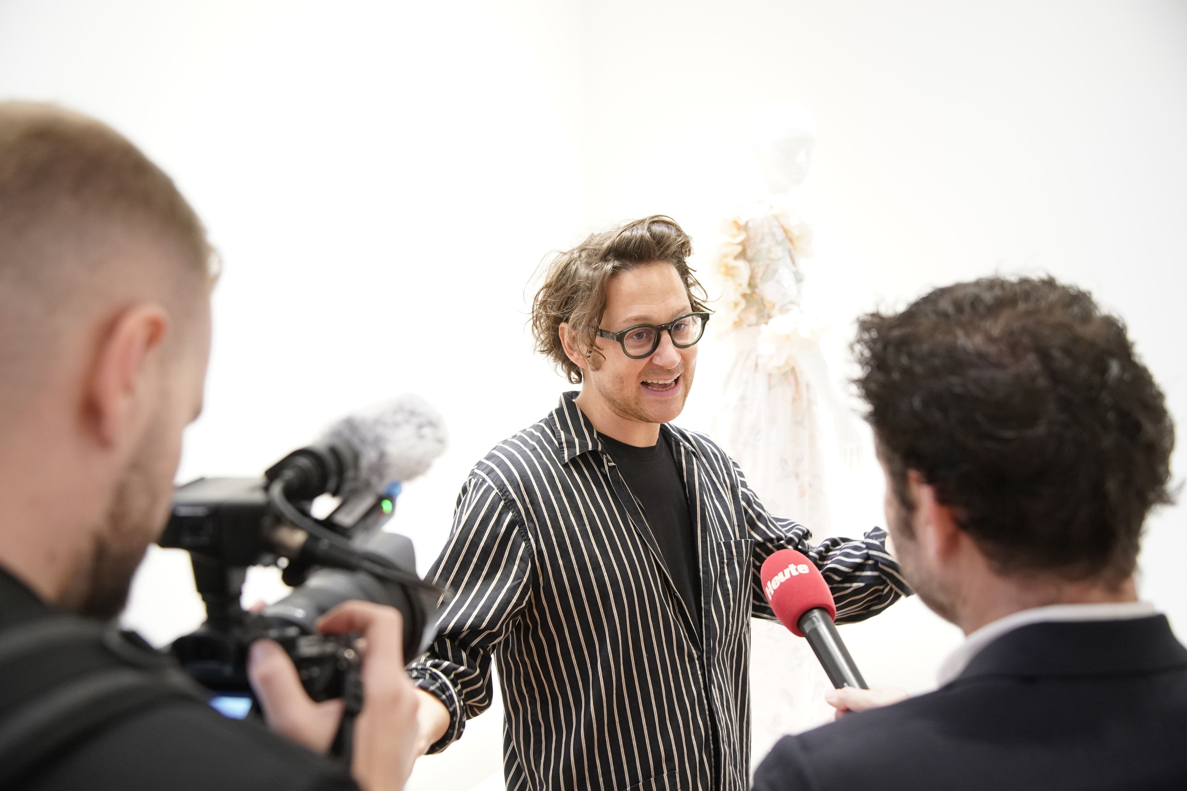 Co-Kurator Arthur Arbesser im Gespräch mit "Heute"-Redakteur Fabian Holzer