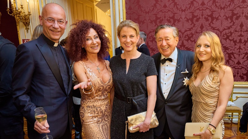Einer der seltenen öffentlichen Auftritte von Jacqueline Lugner auf der Geburtstagparty von Papa Richard Lugner zum 90. Geburtstag  - hier mit Toni Faber, Mama "Mausi" und Beate Meinl-Reisinger.