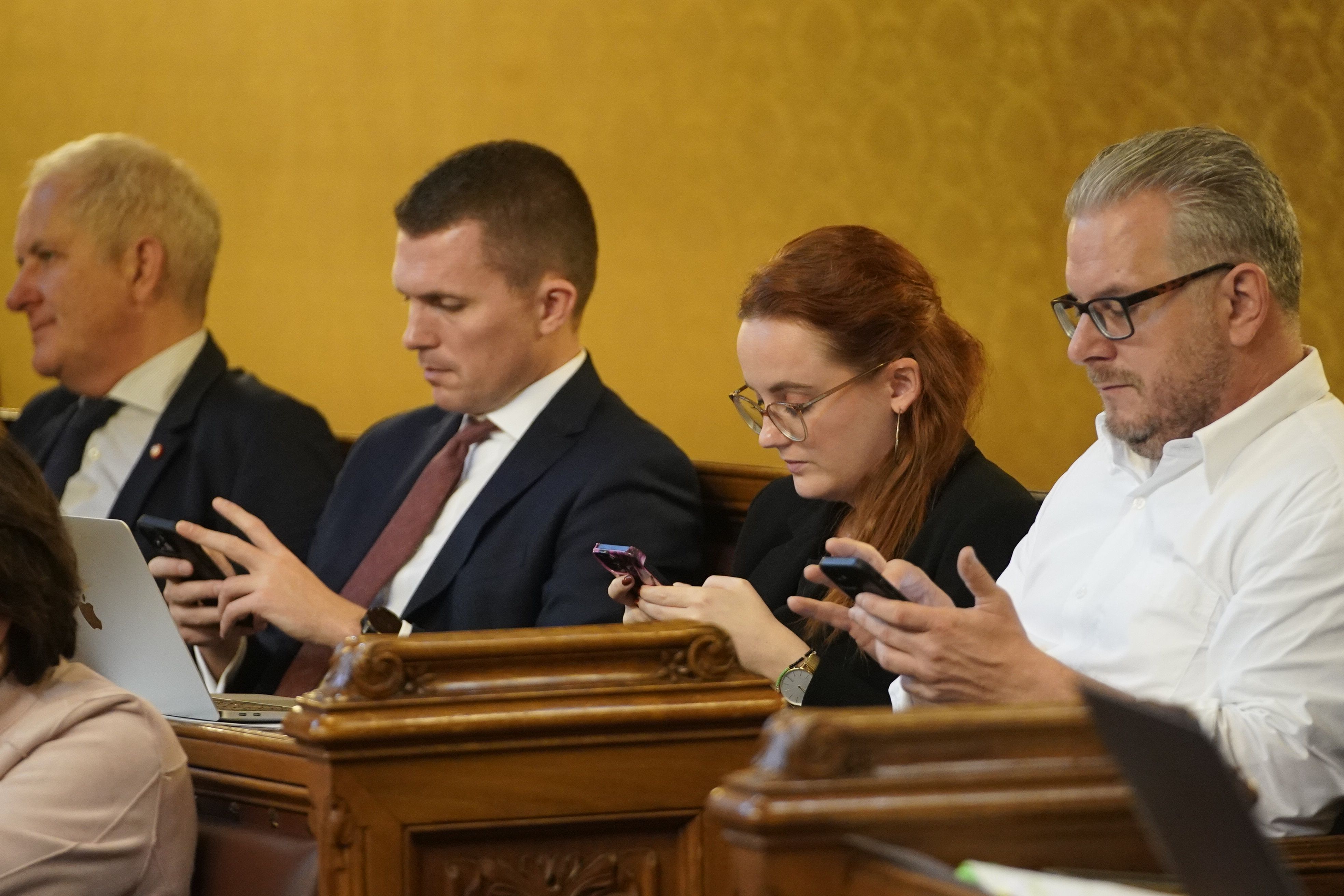 Laura Sachslehner und ÖVP-Kollegen beim der Sitzung des Wiener Gemeinderats am Dienstag.