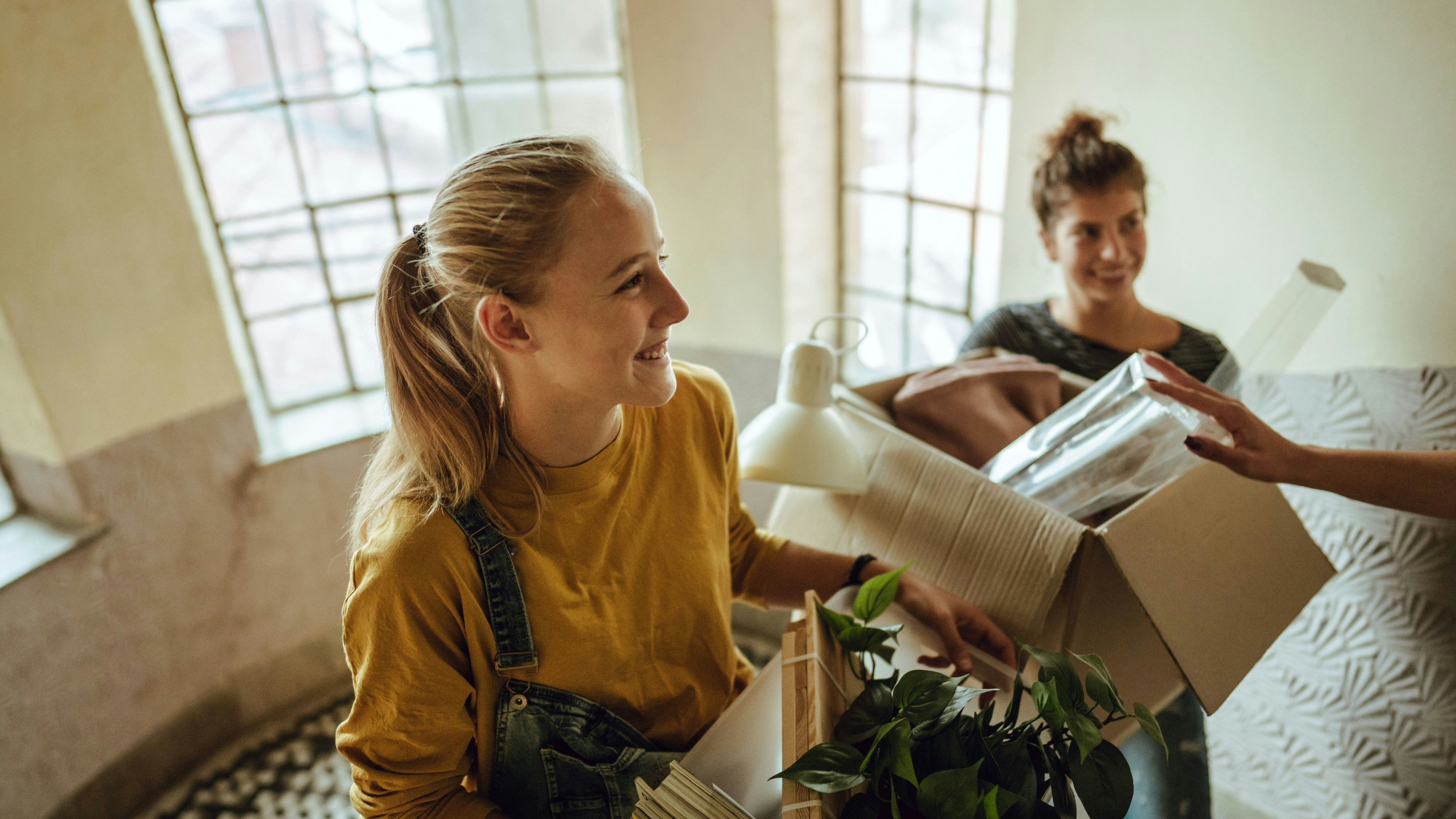 Wohnst du bereits in einer Wohngemeinschaft oder planst, in eine zu ziehen? Wir zeigen dir, welche Fragen du unbedingt stellen musst.