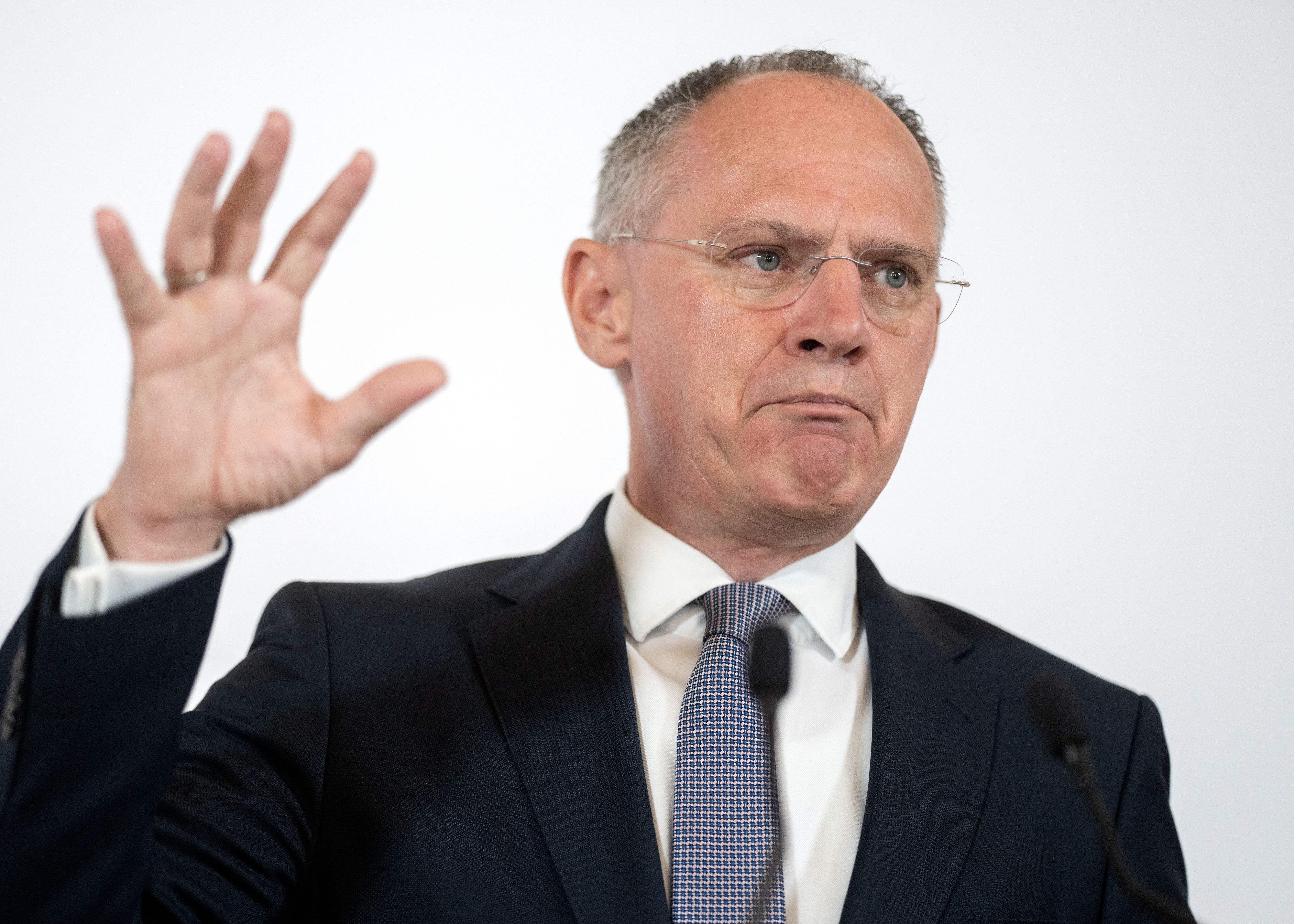 Download von www.picturedesk.com am 18.10.2022 (10:58).  ABD0039_20221010 - WIEN - ÖSTERREICH: Innenminister Gerhard Karner (ÖVP) am Montag, 10. Oktober 2022, während der PK "Bilanz der fremden- und kriminalpolizeilichen Schwerpunktaktionen seit Mai 2022" in Wien. - FOTO: APA/GEORG HOCHMUTH - 20221010_PD1474 - Rechteinfo: Rights Managed (RM)