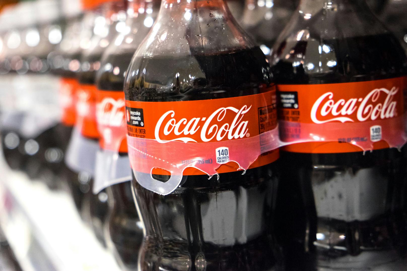 Coca-Cola wird bei den deutschen Discountern jetzt um 8 Prozent teurer. In Österreich wird nicht verhandelt.