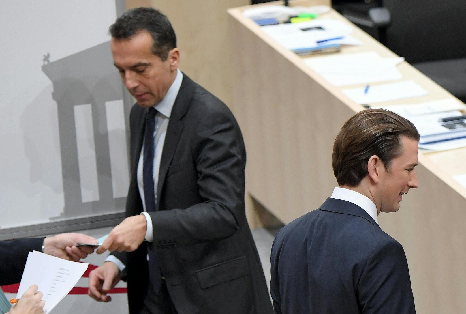 Die beiden Ex-Bundeskanzler Christian Kern (links) und Sebastian Kurz (rechts) im österreichischen Nationalrat. Gute Freunde werden die beiden wohl nicht mehr. Archivbild.