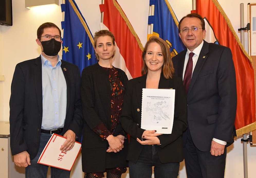 Der Meteorologe und Stadtklimatologe Mag. Simon Tschannett von Weatherpark, die Stadtplanerin DI Daniela Allmeier von Raumposition sowie DI Carina Wenda von der Abteilung für Stadtentwicklung in St. Pölten und Bürgeremeister Mag. Matthias Stadler präsentierten gemeinsam die Klimarahmenstrategie für die Landeshauptstadt