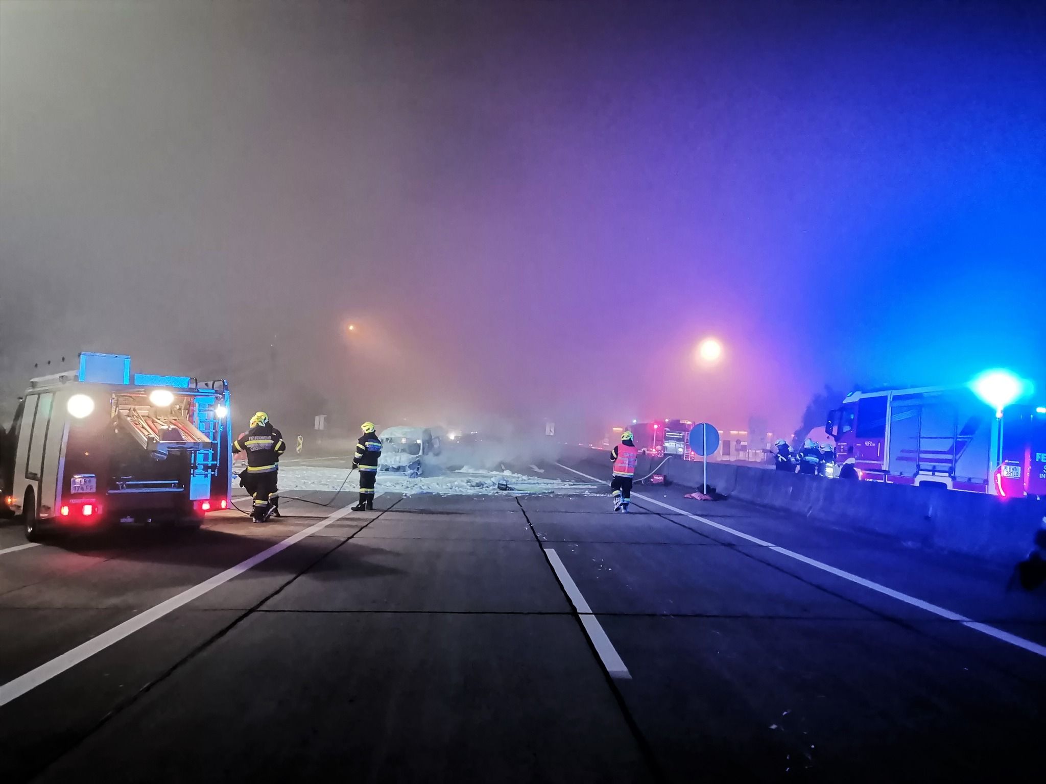 Das Auto ging auf der A9 in Flammen auf
