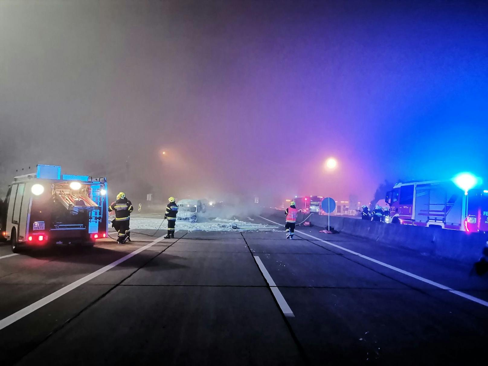 Auto beginnt während Fahrt auf Autobahn zu brennen