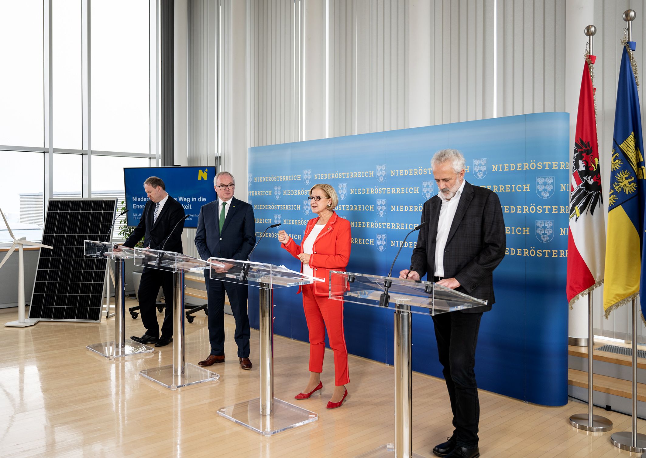 Bei der Pressekonferenz im NÖ Landhaus: Wirtschaftsforscher Christian Helmenstein, LH-Stellvertreter Stephan Pernkopf, Landeshauptfrau Johanna Mikl-Leitner und der Geschäftsführer der Österreichischen Energieagentur Franz Angerer (v. l. n. r.).