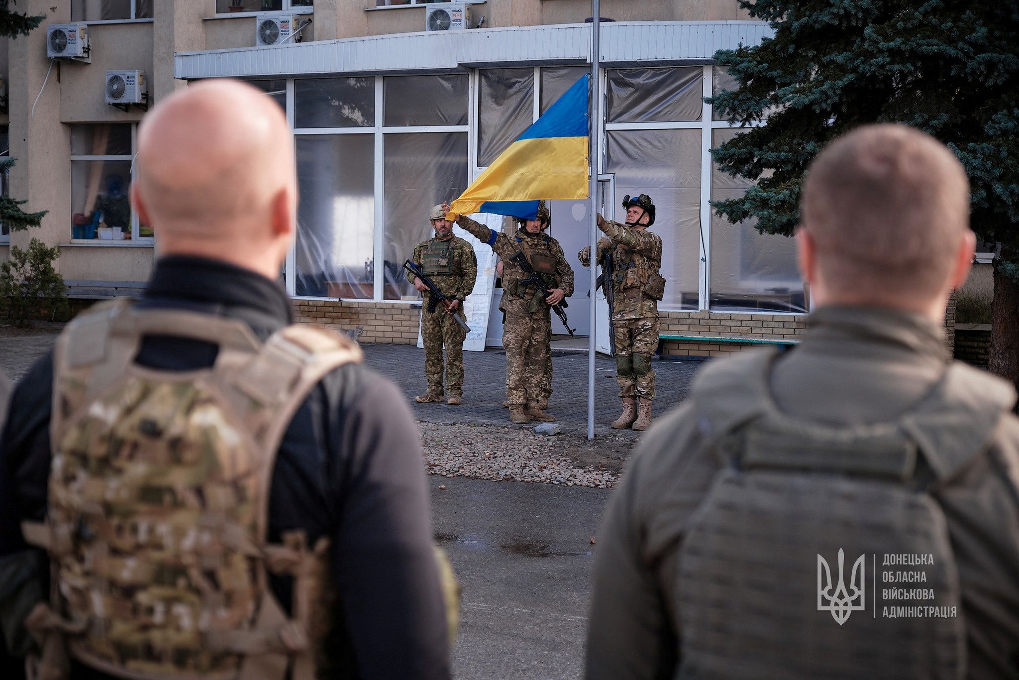 Ukrainische Soldaten hissen ihre Nationalflagge in der befreiten Stadt Lyman in der Oblast Donezk.