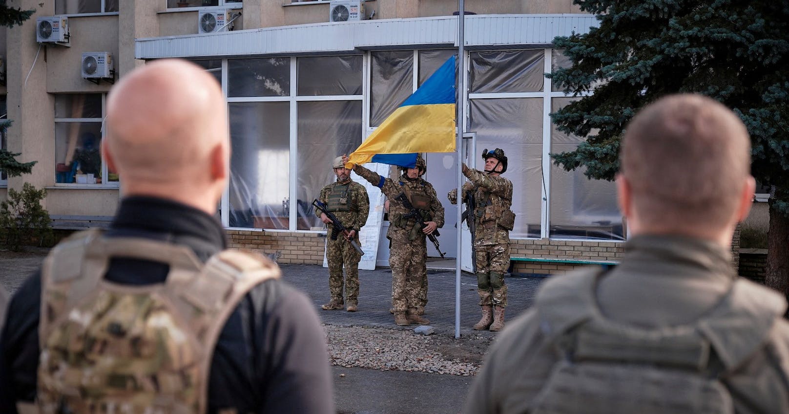 Ukrainische Soldaten hissen ihre Nationalflagge in der befreiten Stadt Lyman in der Oblast Donezk.