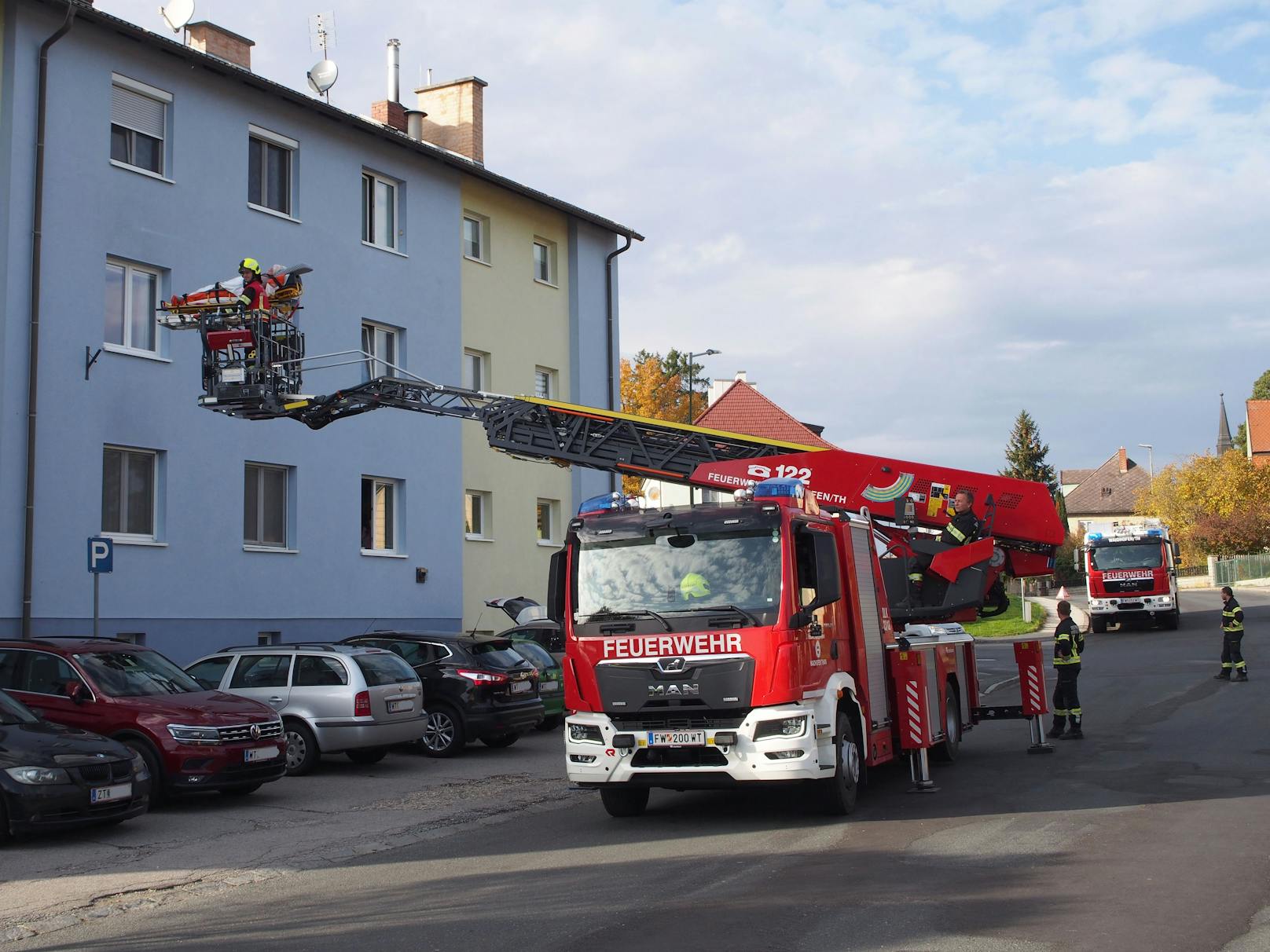 Die Frau konnte von der Feuerwehr mittels Drehleiter gerettet werden.