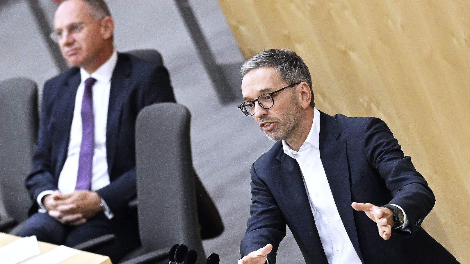 FPÖ-Chef Kickl nimmt sich Innenminister Karner zur Brust.