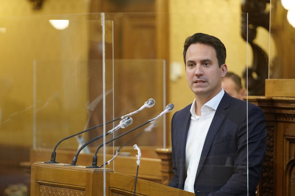 Vizebürgermeister und Bildungsstadtrat Christoph Wiederkehr musste sich Fragen zum Personalmangel an Wiener Schulen stellen, Kritik kommt von der Opposition.