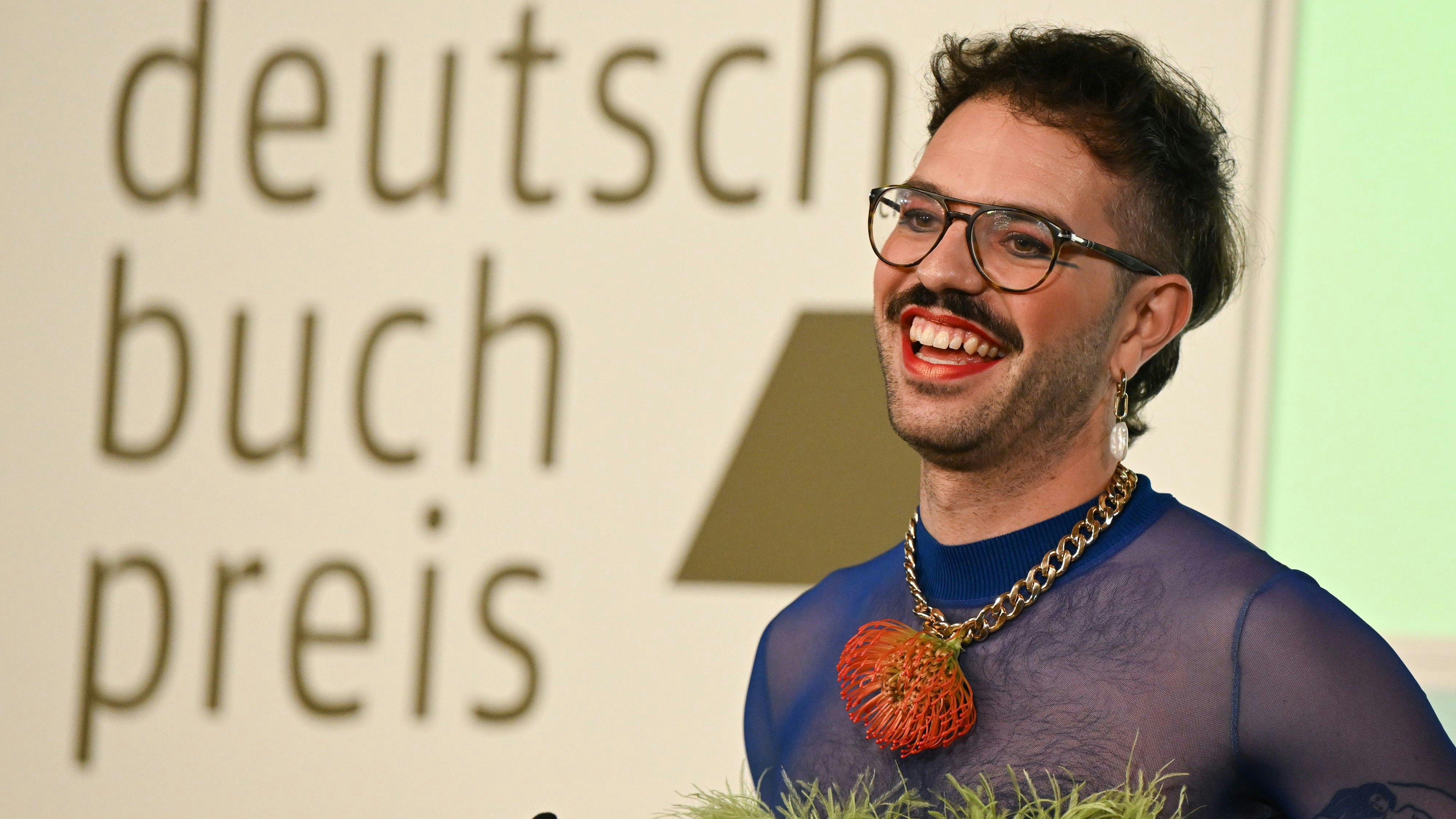 Download von www.picturedesk.com am 18.10.2022 (08:40).  17 October 2022, Hesse, Frankfurt/Main: Kim de l'Horizon ("Blood Book") is delighted to receive the 2022 German Book Prize in the Kaisersaal of Frankfurt's Römer. Photo: Arne Dedert/dpa - 20221017_PD6458 - Rechteinfo: Rights Managed (RM)