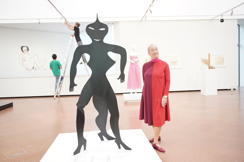 Direktorin Agnes Husslein posiert zwischen den Ausstellungsstücken.