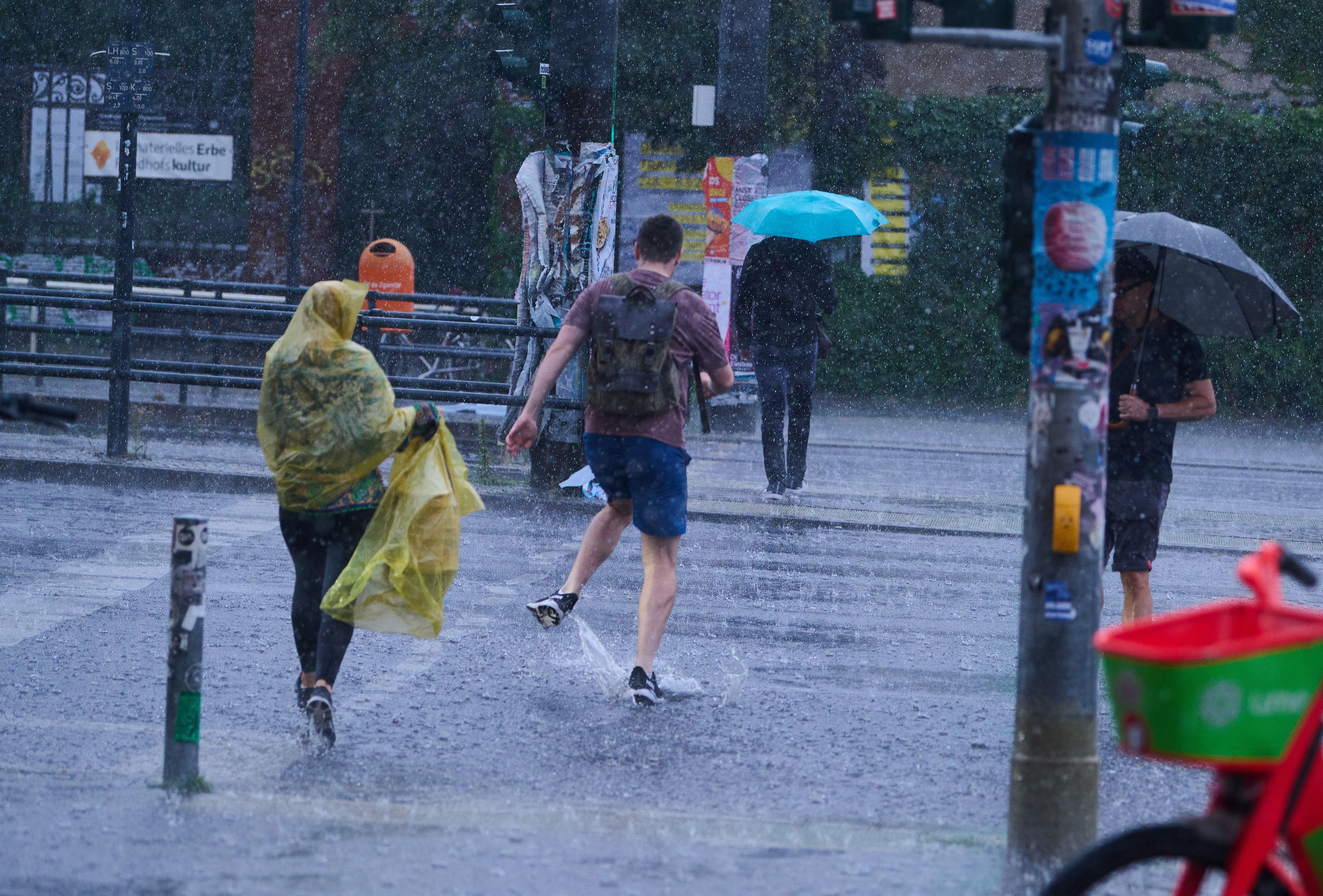 Zeitweise schüttet es derzeit immer wieder, kühler wird es dadurch aber trotzdem nicht.